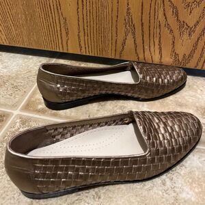 Trotters Women’s Gold Metallic Woven Leather Comfort Loafers Sz-9N